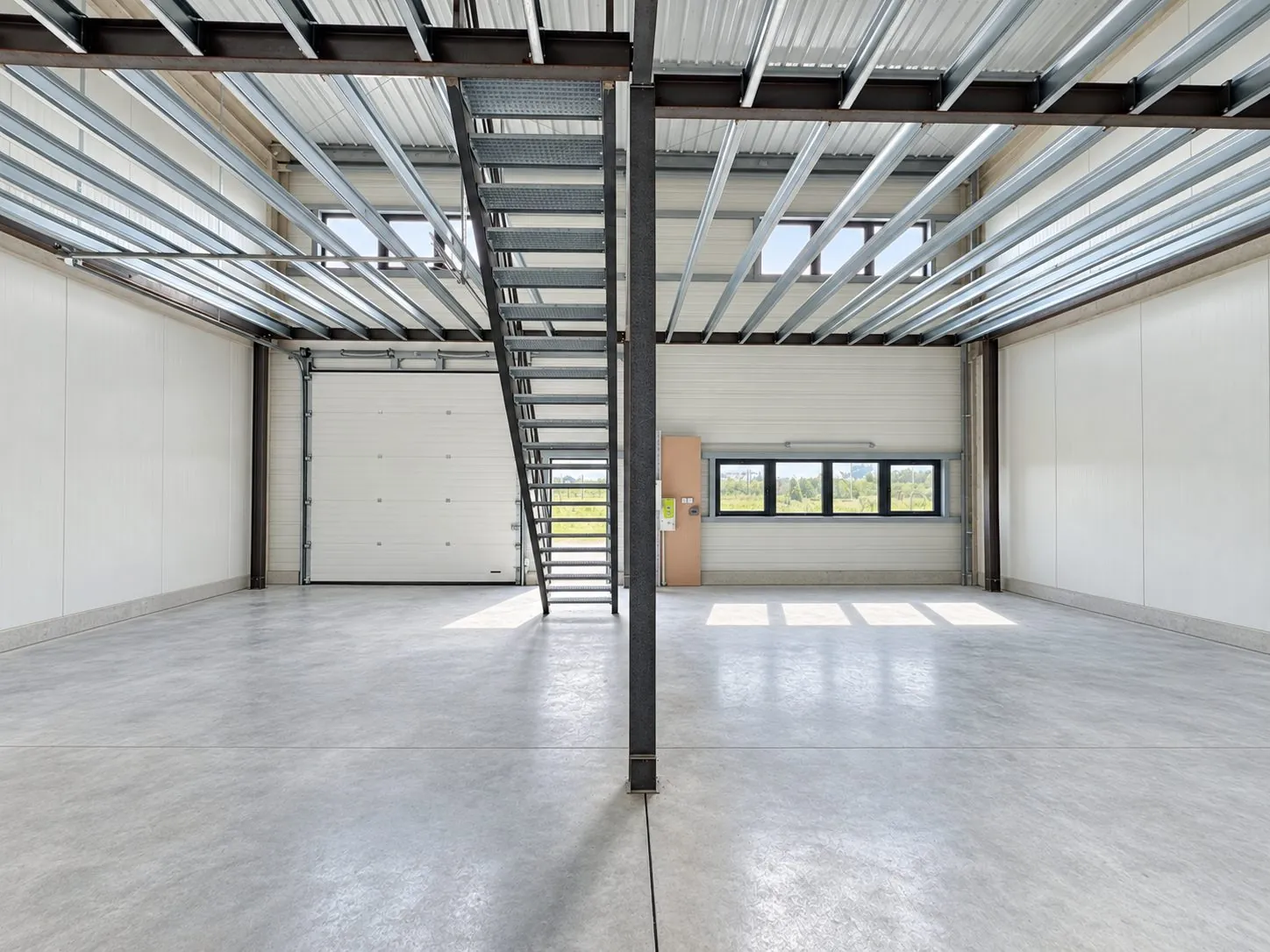 Local d'activité de 125 m² à Salleboeuf avec mezzanine, sécurisé et proche route