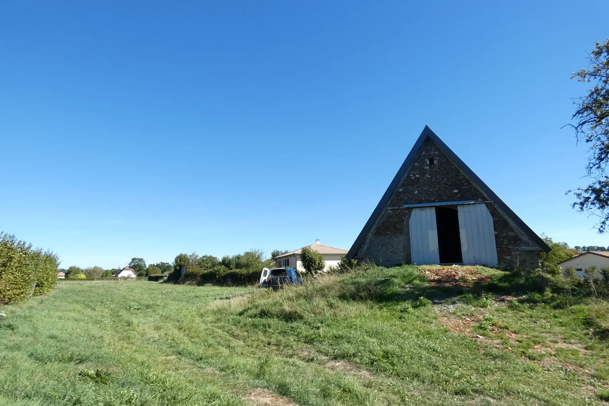 À vendre belle grange en pierre rénovée de 280 m² près d'Aurillac