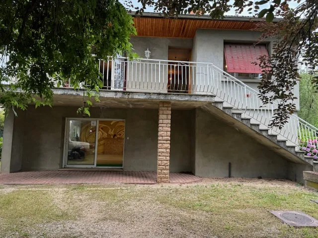 Villa 3 chambres à Crèches-sur-Saône avec grand terrain et possibilités d’aménagement