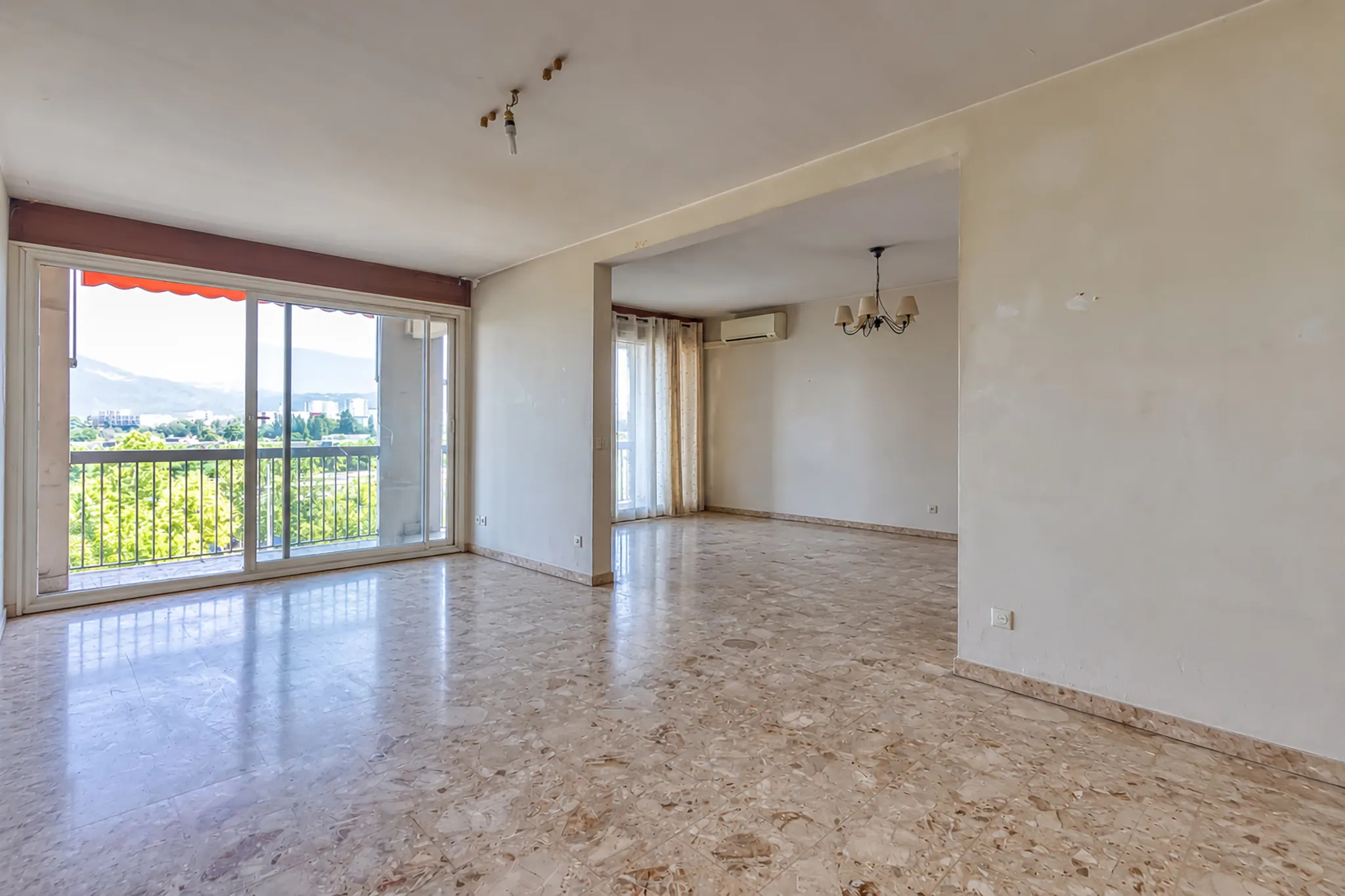 Appartement T5 lumineux de 110m² avec parking et cave à Grenoble