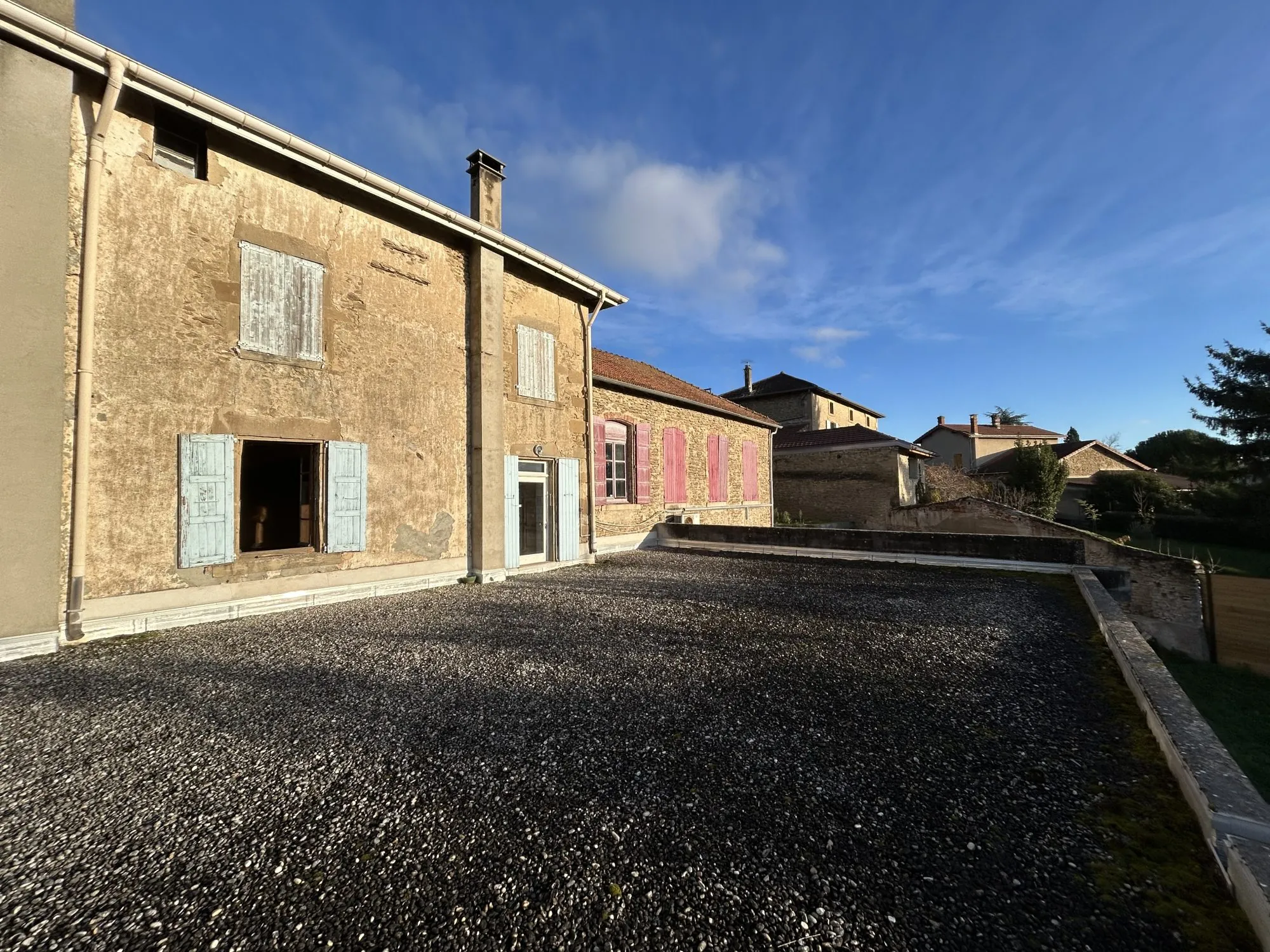 Maison à rénover de 170 m² à Margès avec terrasse et cave