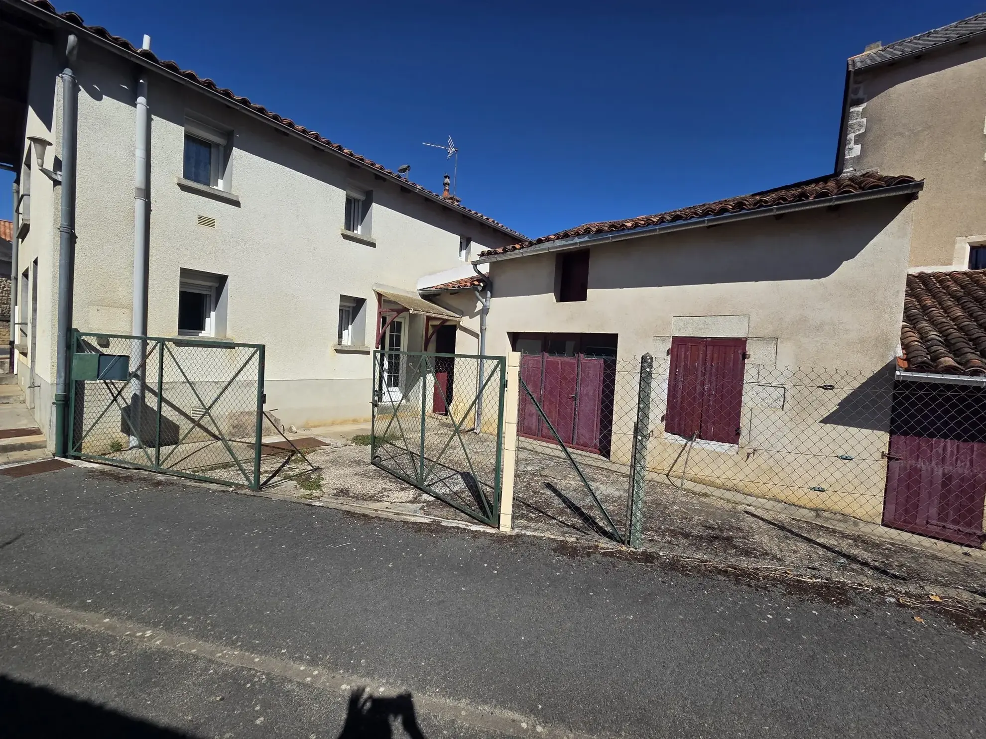 Maison en pierre à vendre à Nieuil-l'espoir avec dépendances et jardin