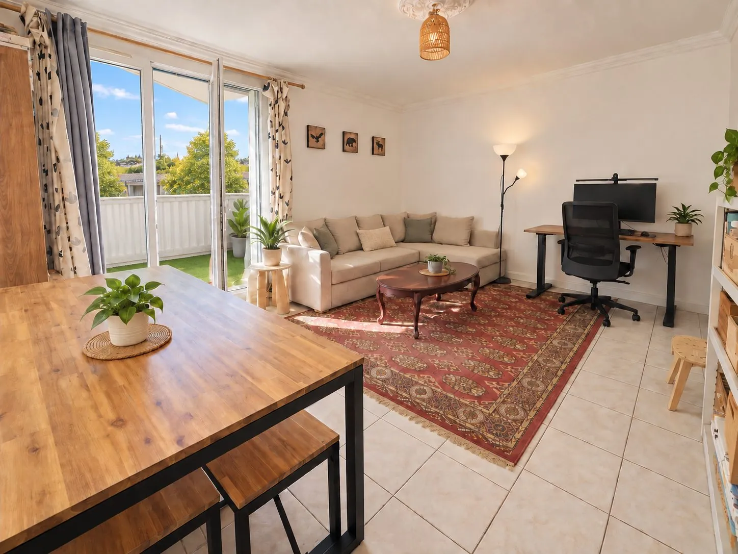 Salon avec balcon vue sur parc calme de copropriété  Achat appartement T3 Tours Strasbourg 37000 Appartement T3 à Tours avec parking et cave, vue sur parc, dans quartier calme