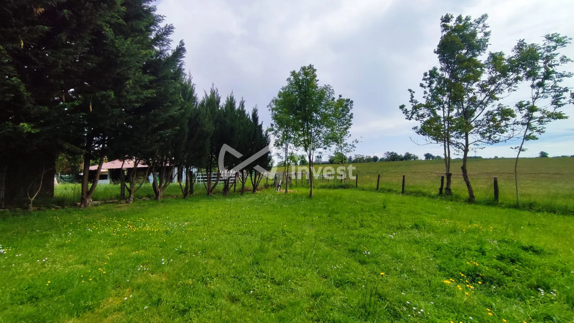 Terrain constructible de 1838 m² à Montbazens, proche commodités