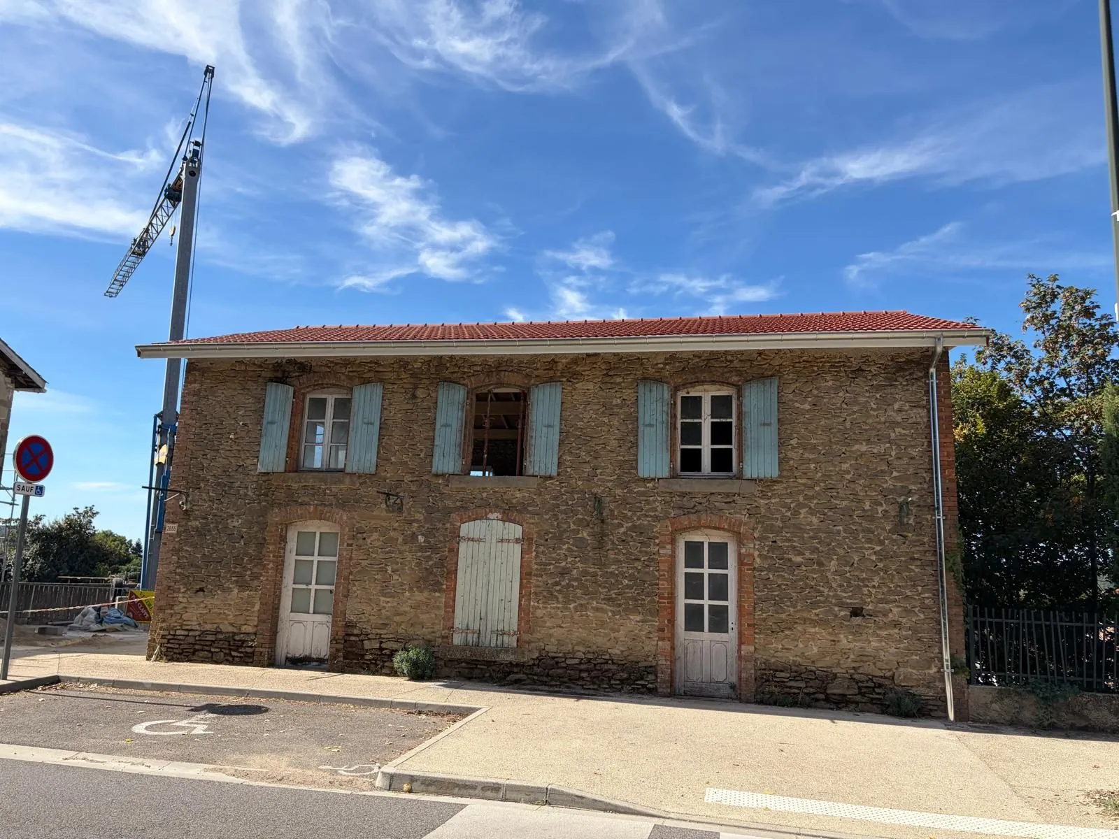 À Margès, plateau de 92 m² à aménager avec terrasse et garage pour projet personnalisé