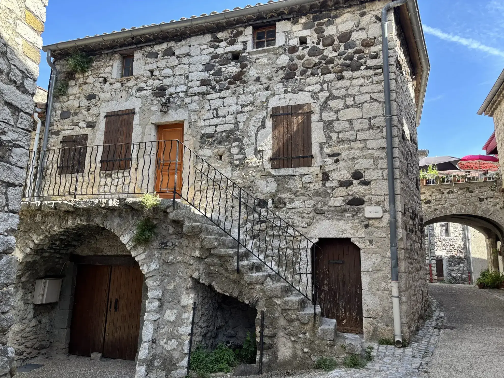 Charmante maison de village en pierre à Lavilledieu avec garage et balcon - rénovation à prévoir
