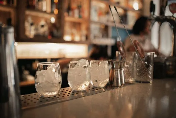 Fonds de commerce d'un bar avec terrasse en centre-ville à Lons-le-Saunier