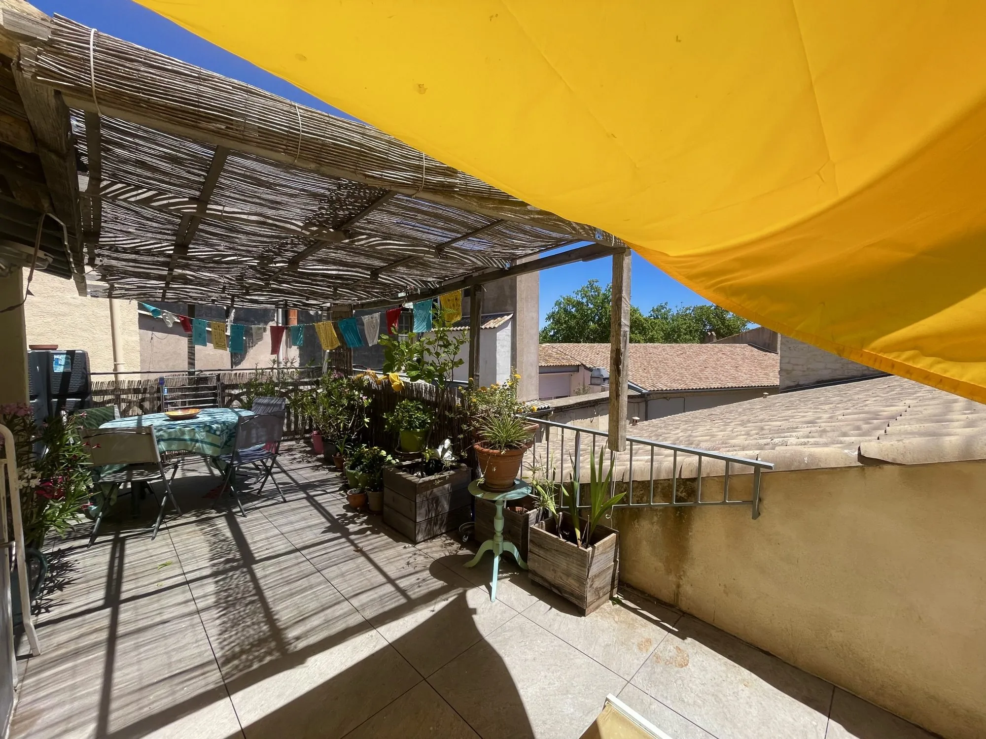 Appartement T1 rénové avec grande terrasse en plein centre de Pézenas