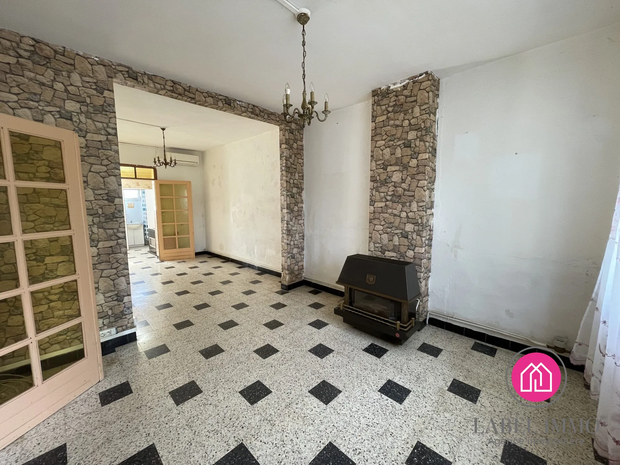 Maison mitoyenne à rénover de 83 m² à Saint-Amand-les-Eaux avec cour exposée Sud-Est