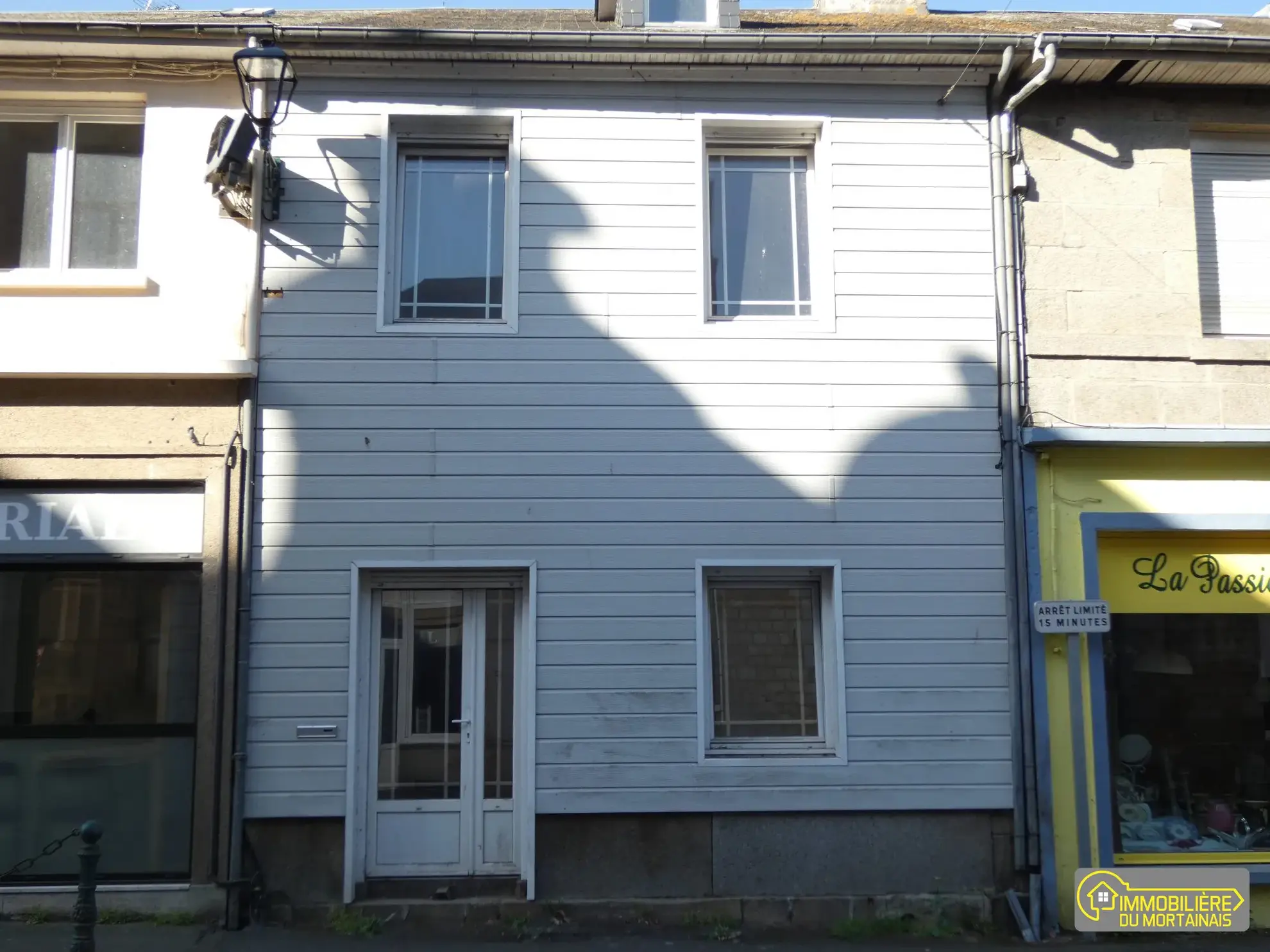 Maison de bourg à rénover à Le Teilleul - 2 chambres, cour et potentiel