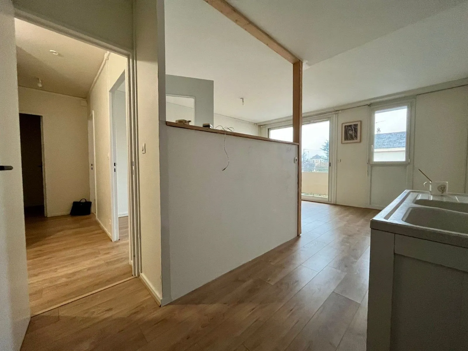 Appartement T2 à Trelazé – 57 m² avec balcon, parking, proche commodités
