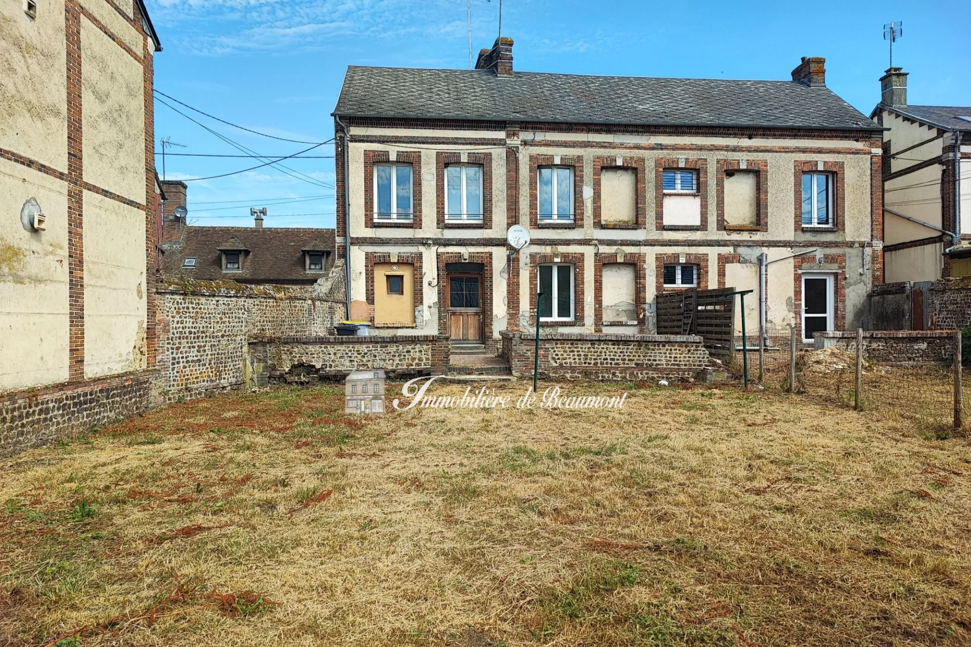 Maison de ville à Conches-en-Ouche à rénover avec terrasse et potentiel d'investissement