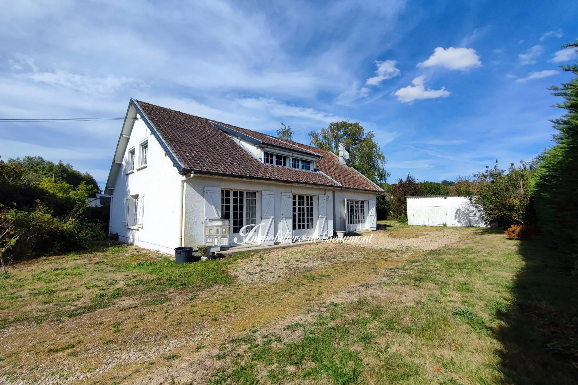 Maison à vendre à Beaumont-le-Roger avec 6 chambres et grand terrain