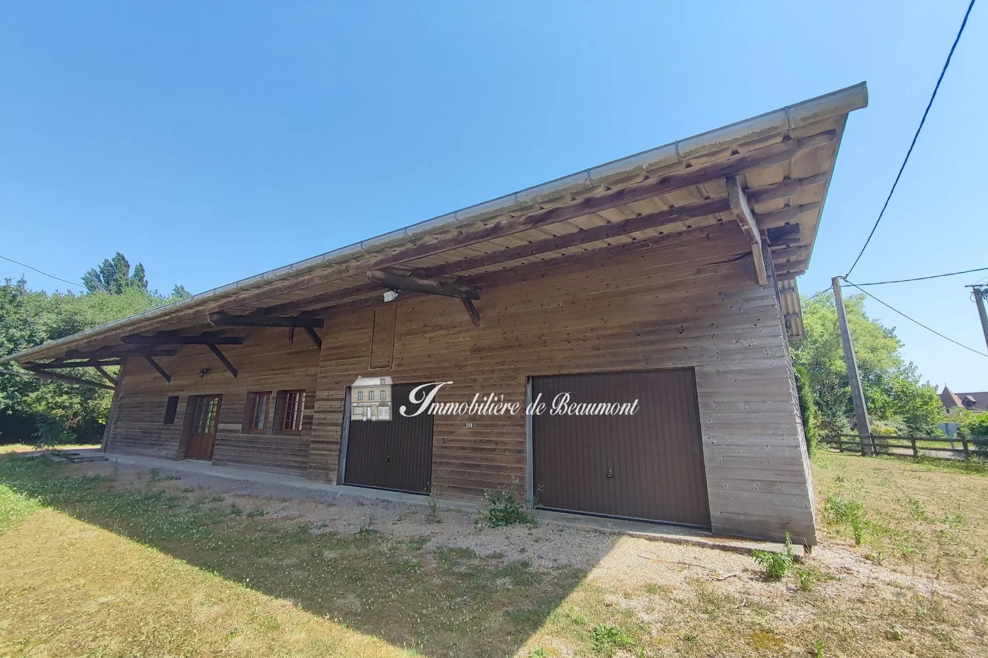 A vendre ancien bâtiment professionnel à réhabiliter à Thiberville (27)