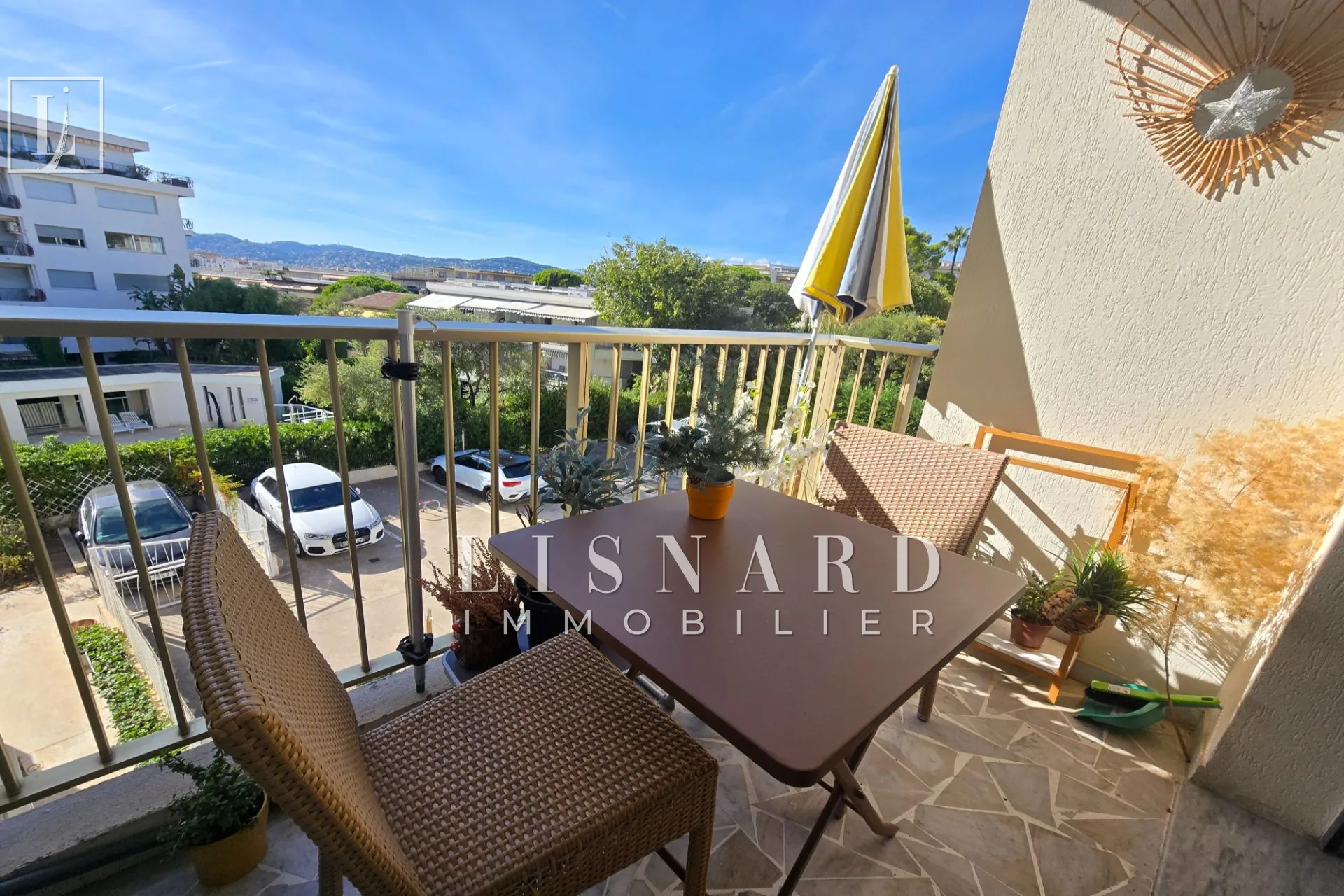 Studio à louer à Juan-les-Pins avec terrasse, parking et cave jusqu'en 2027