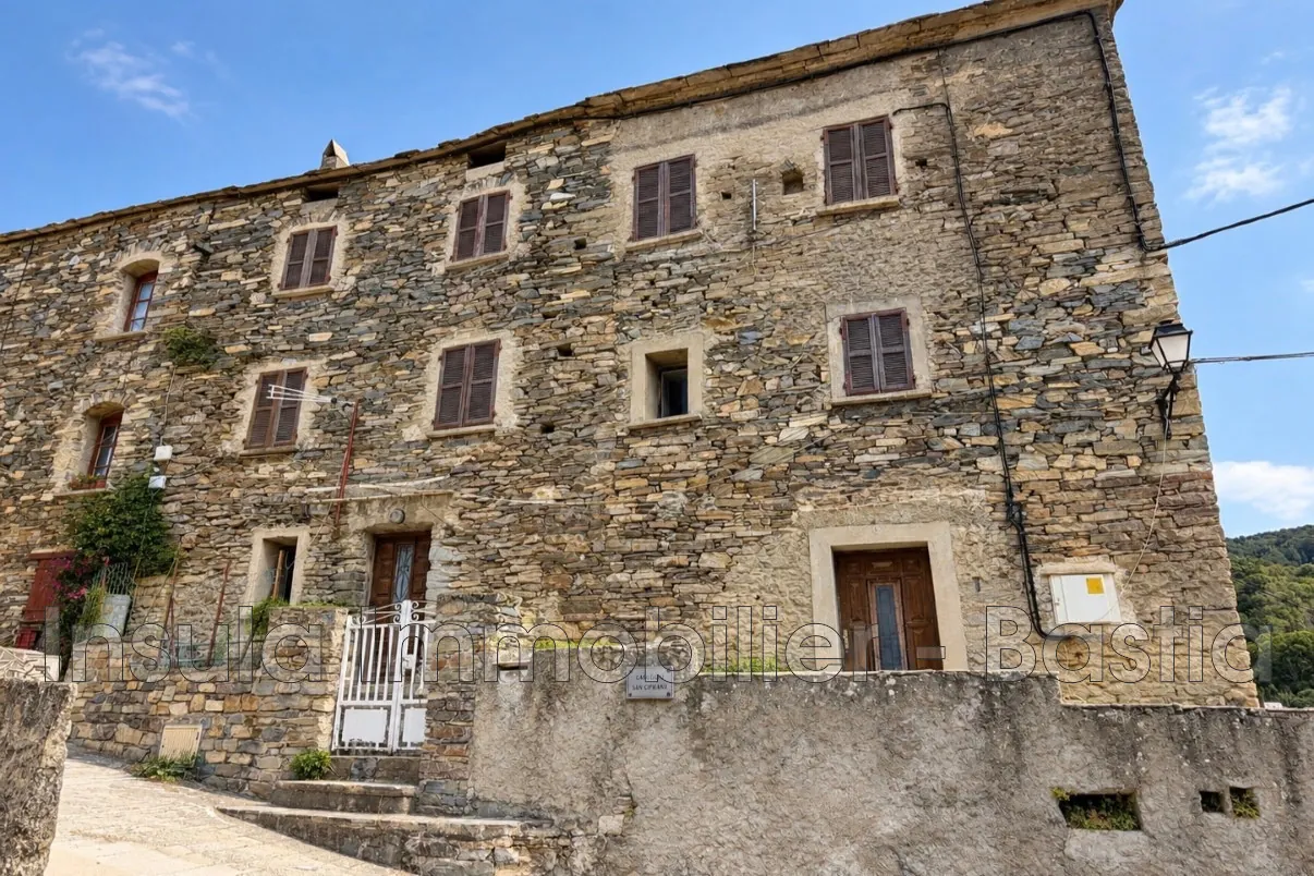 Charmante maison de village à rénover avec vue montagne à Campi