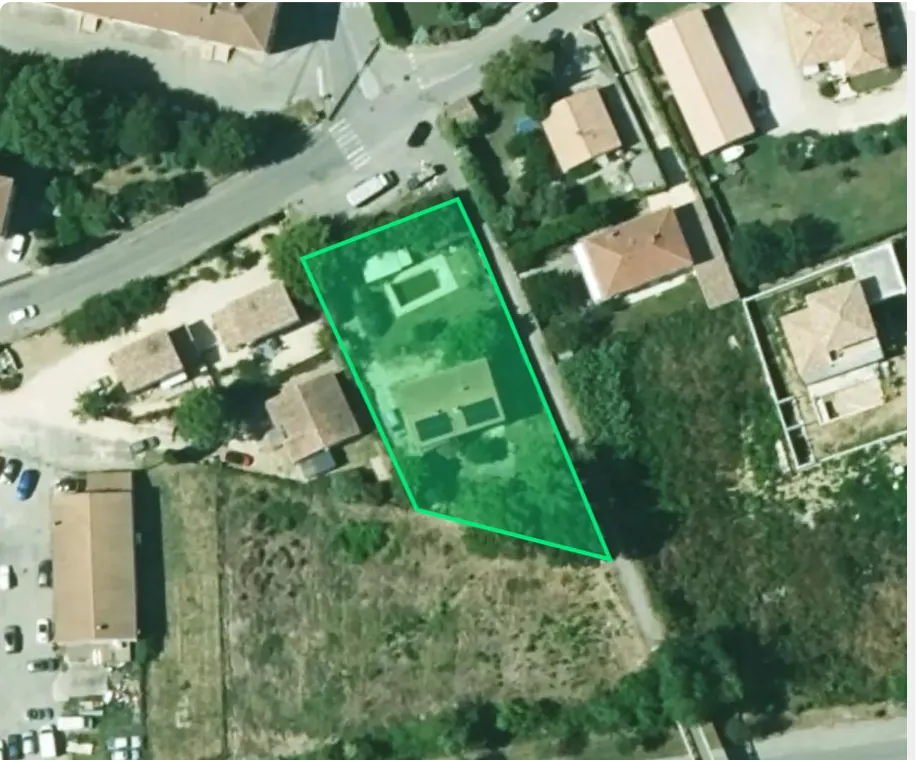 Opportunité d’Investissement à Laudun l’Ardoise : Villa avec Potentiel de Division et Construction