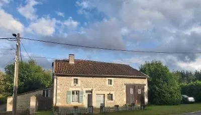 Charmante ferme à rénover avec terrain vaste à Vaucouleurs