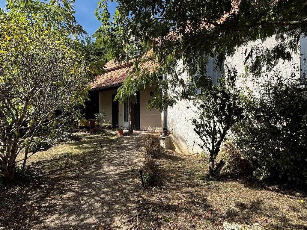 Belle maison rénovée de 131m² à Nieuil-l'Espoir avec jardin et terrasse