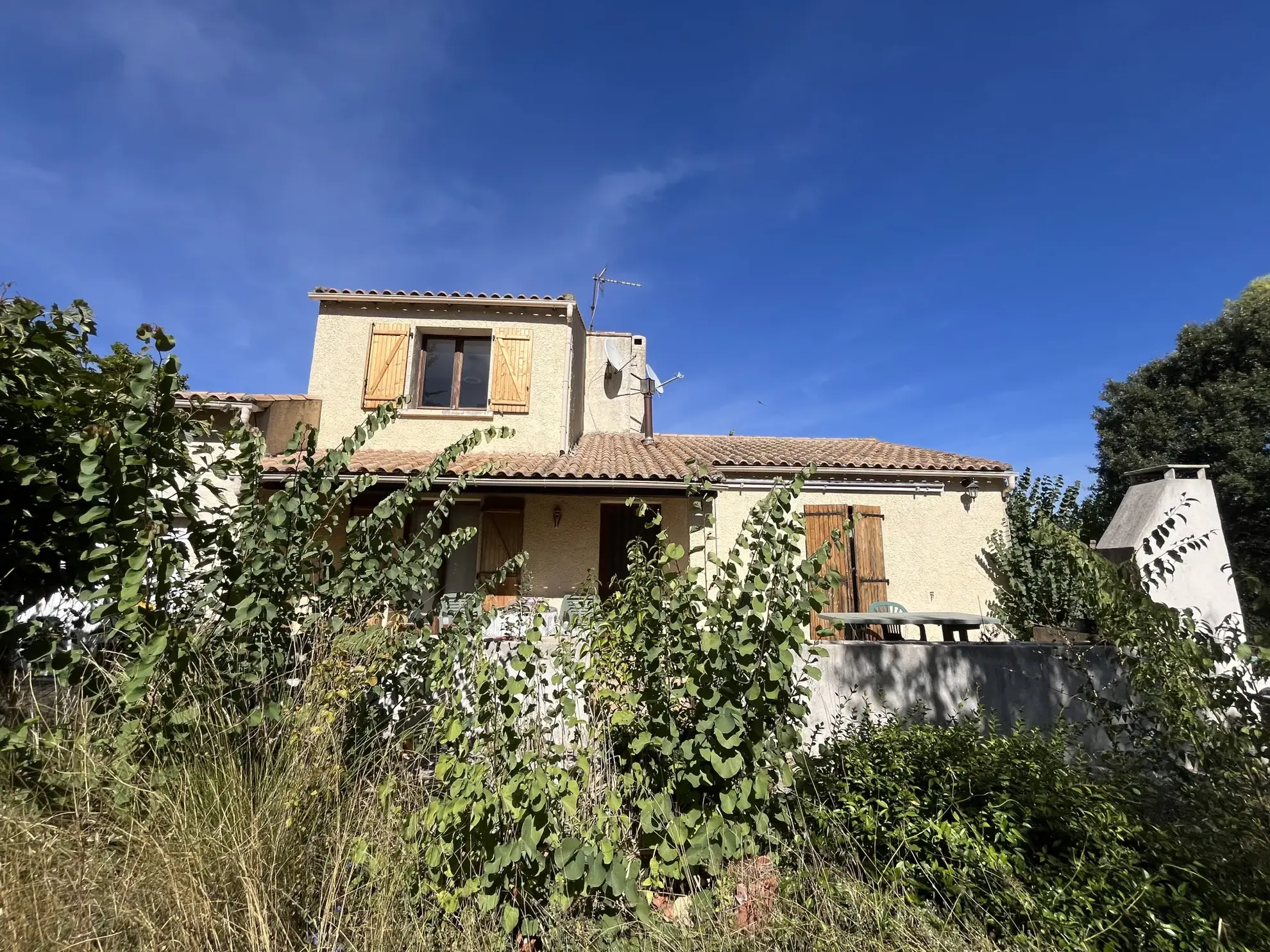 Maison à rénover de 95 m² avec terrasse, garage et jardin à Aumelas