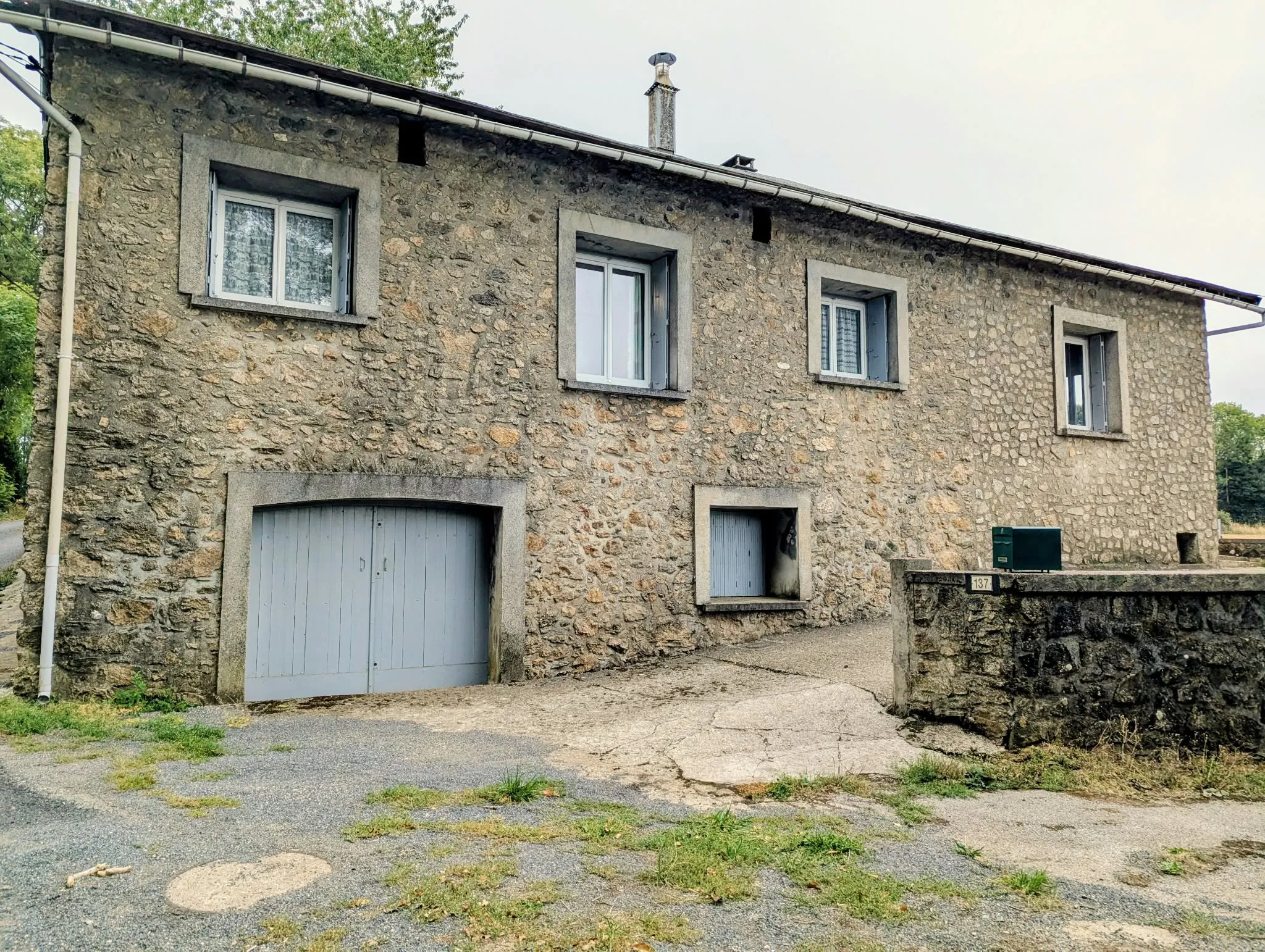 Charmante maison en pierre avec terrasse, garage et grand terrain à Castanet-le-Haut