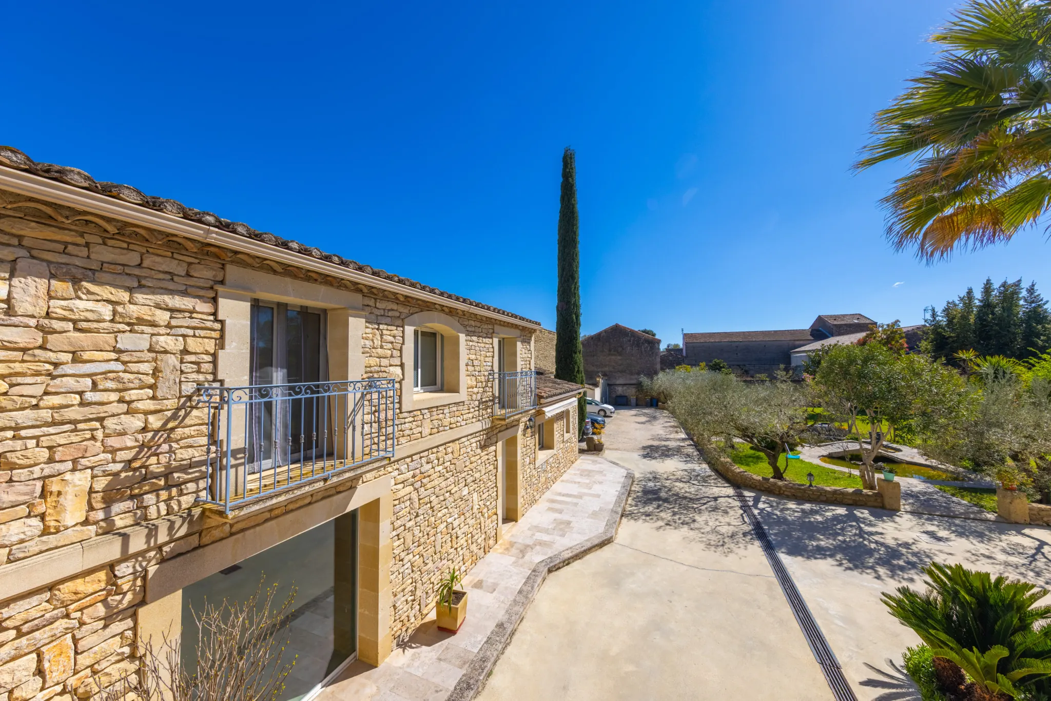 Appartement duplex avec jardin privé à Sommières – Charme, confort et tranquillité