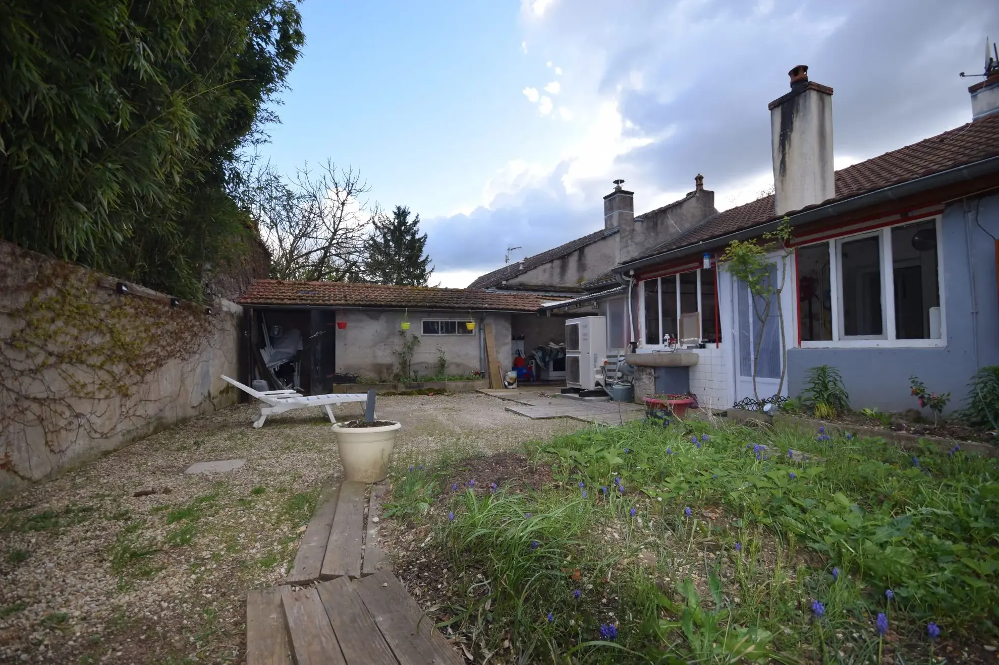 Maison en pierre mitoyenne avec dépendances à Labergement-les-Seurre