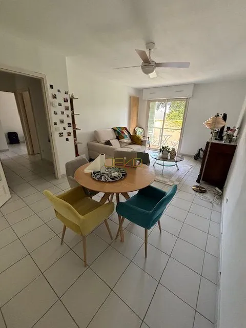 Salon séjour Appartement 2 pièces à Nîmes avec loggia et cave dans résidence de standing