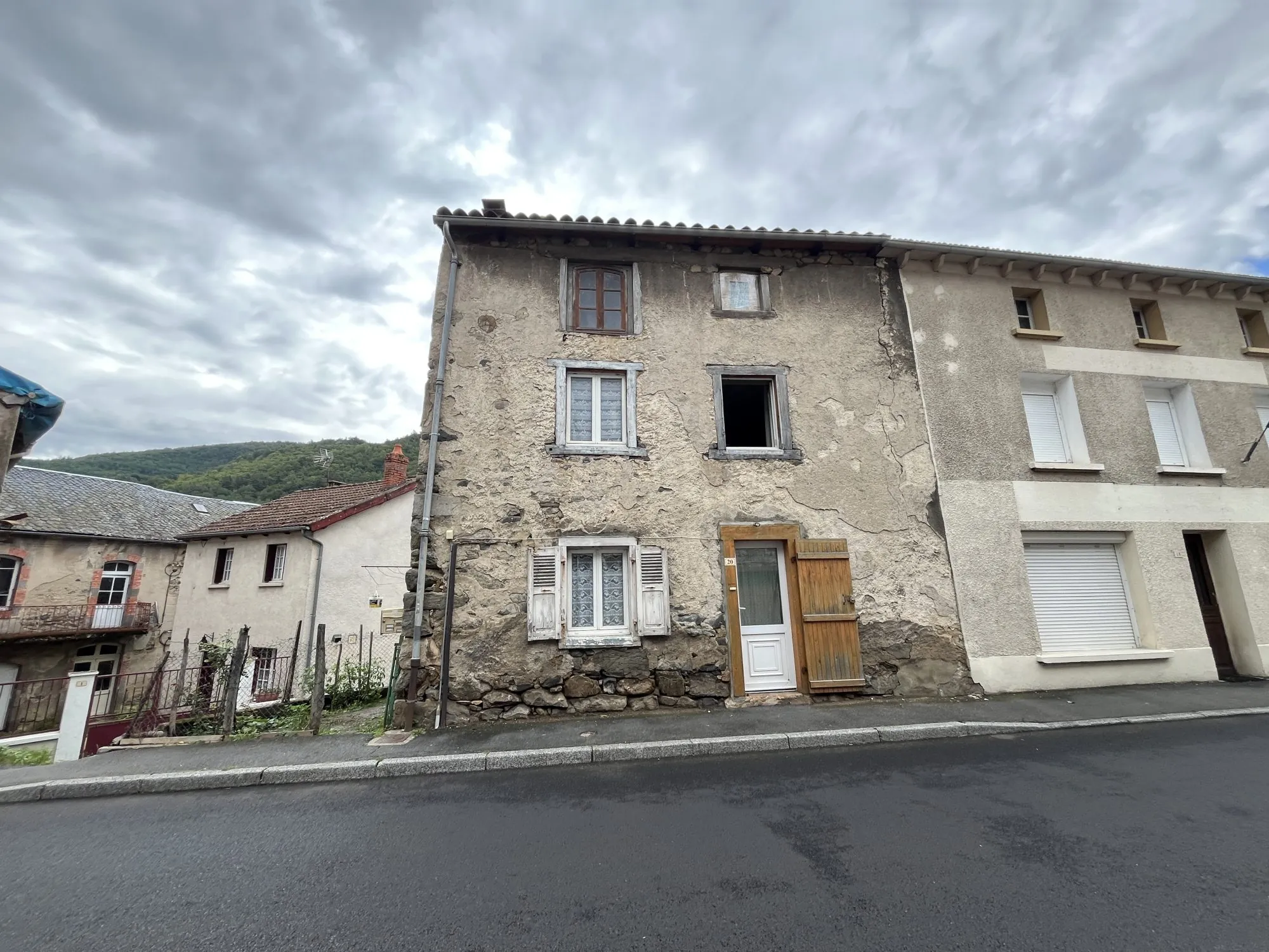 Maison de village de 45 m² à Ferrières-Saint-Mary, à rénover, avec potentiel d'aménagement