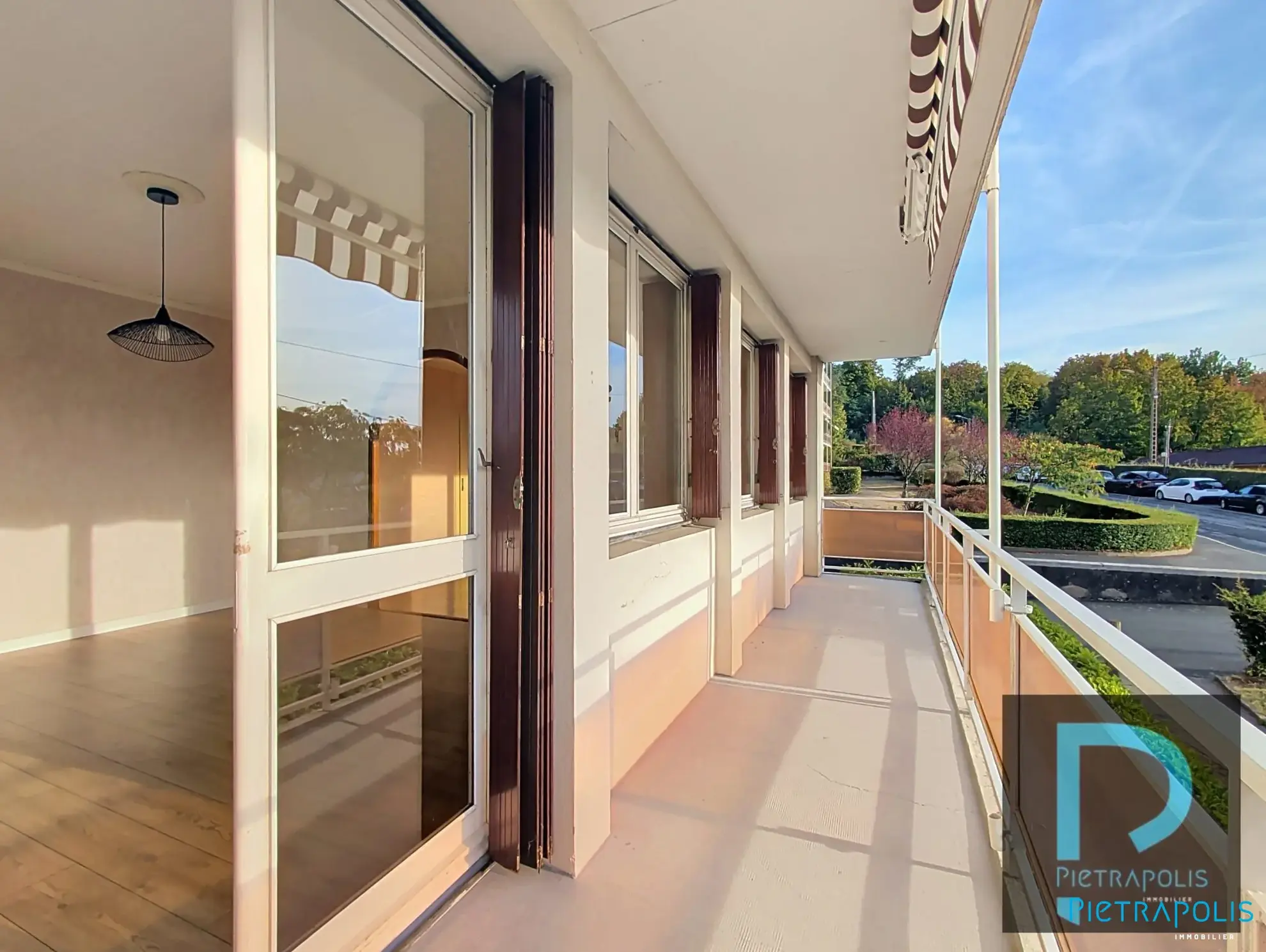 BALCON DE 10 M² AVEC STORE BANNE Appartement T3 lumineux avec balcon, garage et cave à Jassans-Riottier