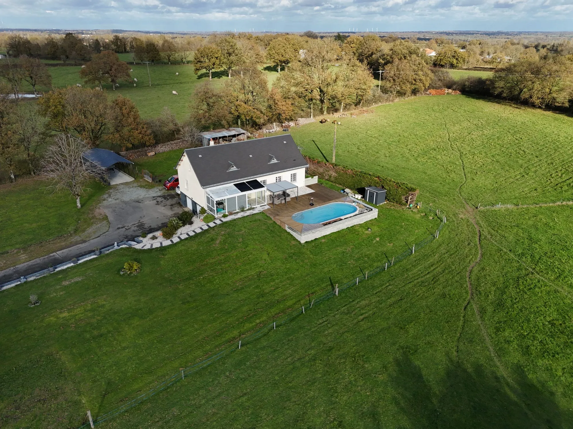 Maison familiale avec grand terrain et piscine à Bressuire