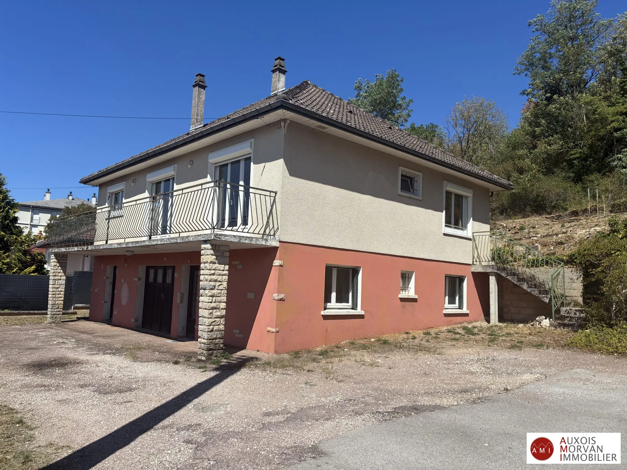 Maison à vendre à Montbard avec jardin, sous-sol complet et véranda