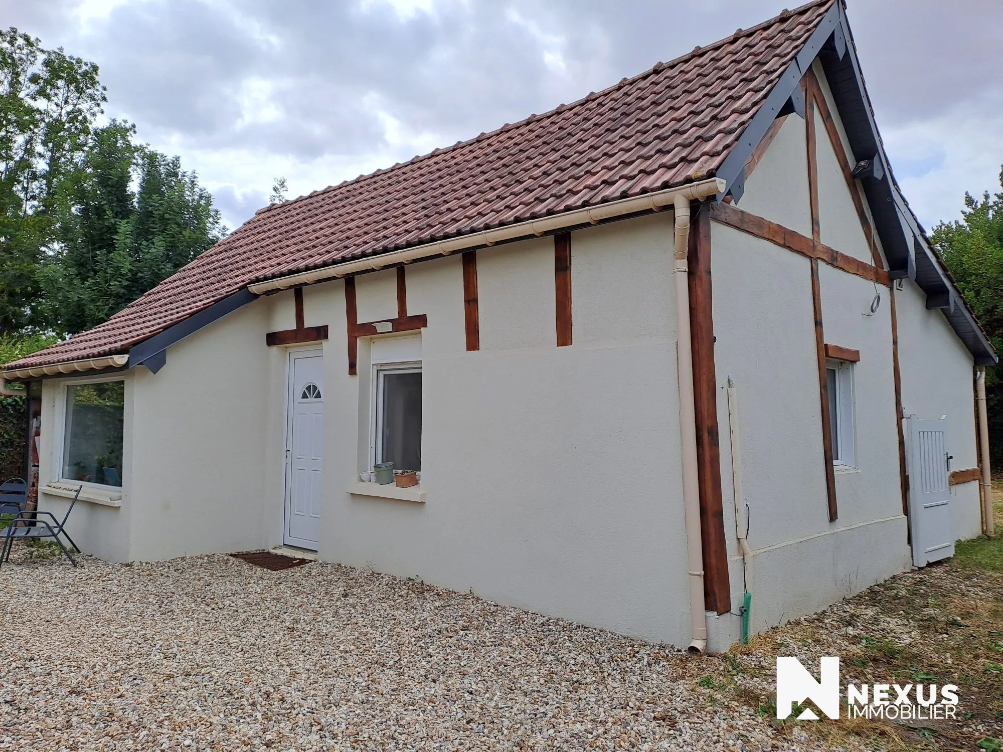 Maison de 58 m² à Bézu-la-Forêt avec jardin clos et architecture unique