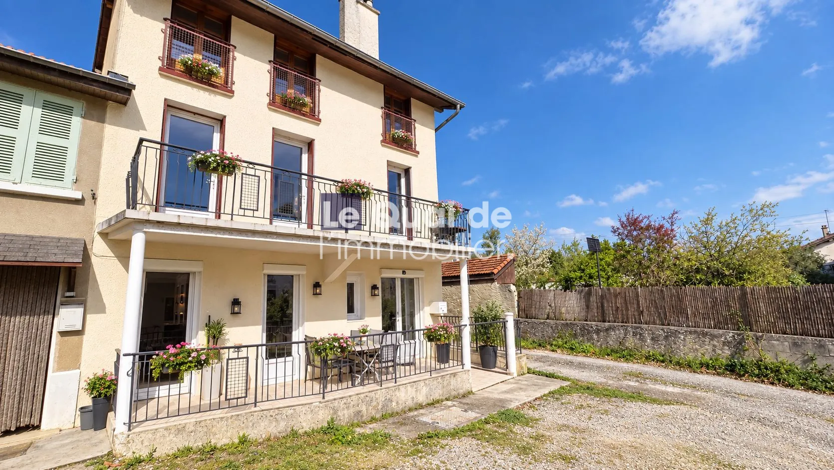 Maison de village avec deux garages, terrasse et terrain à Renage