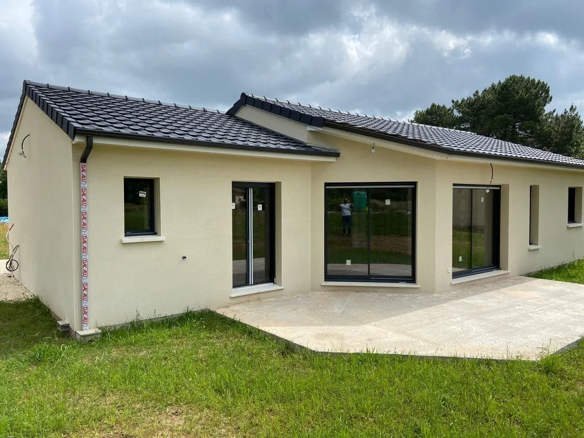Maison de plain-pied avec 4 chambres à Etaimpuis - Confort et espace extérieur