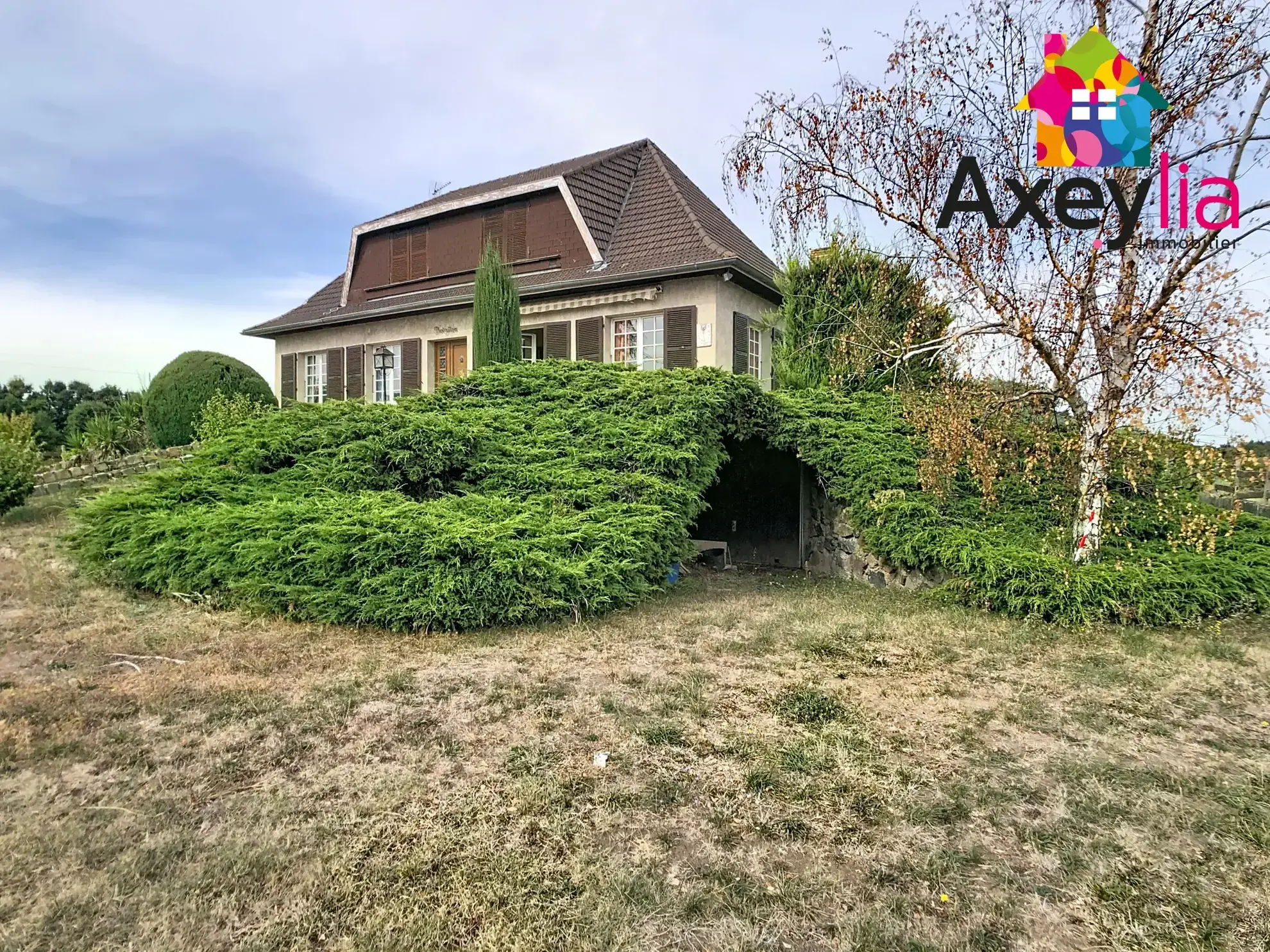 Grande maison familiale à Pouilly-les-Nonains avec terrain arboré et potentiel de rénovation