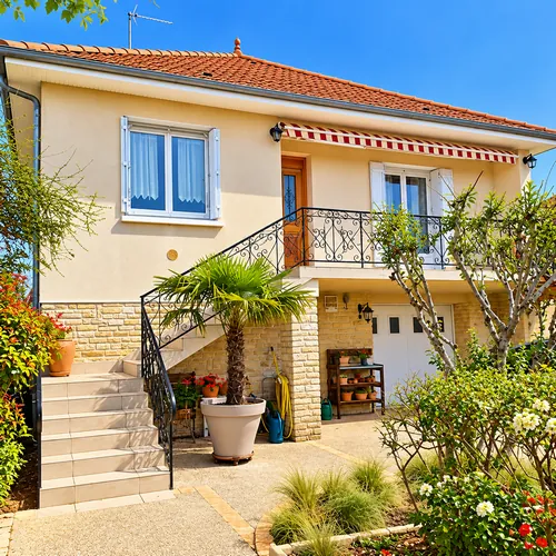 Belle maison rénovée à Gourdon, 165 m², 5 chambres, terrain 690 m², vue cité médiévale