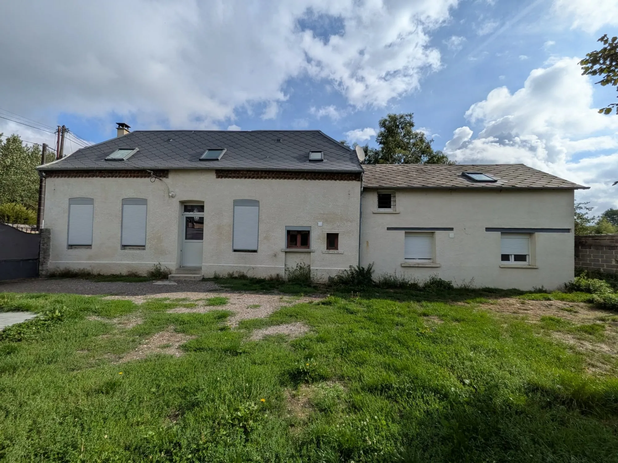 Maison entièrement rénovée avec 4 chambres et dépendances à Sery-lès-Mézières
