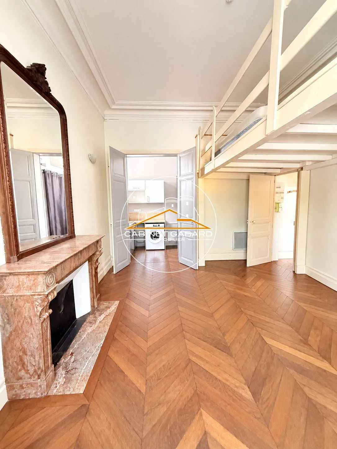 Photo retouchée par IA pour enlever les meubles Appartement de charme en hyper-centre d'Angers avec mezzanine