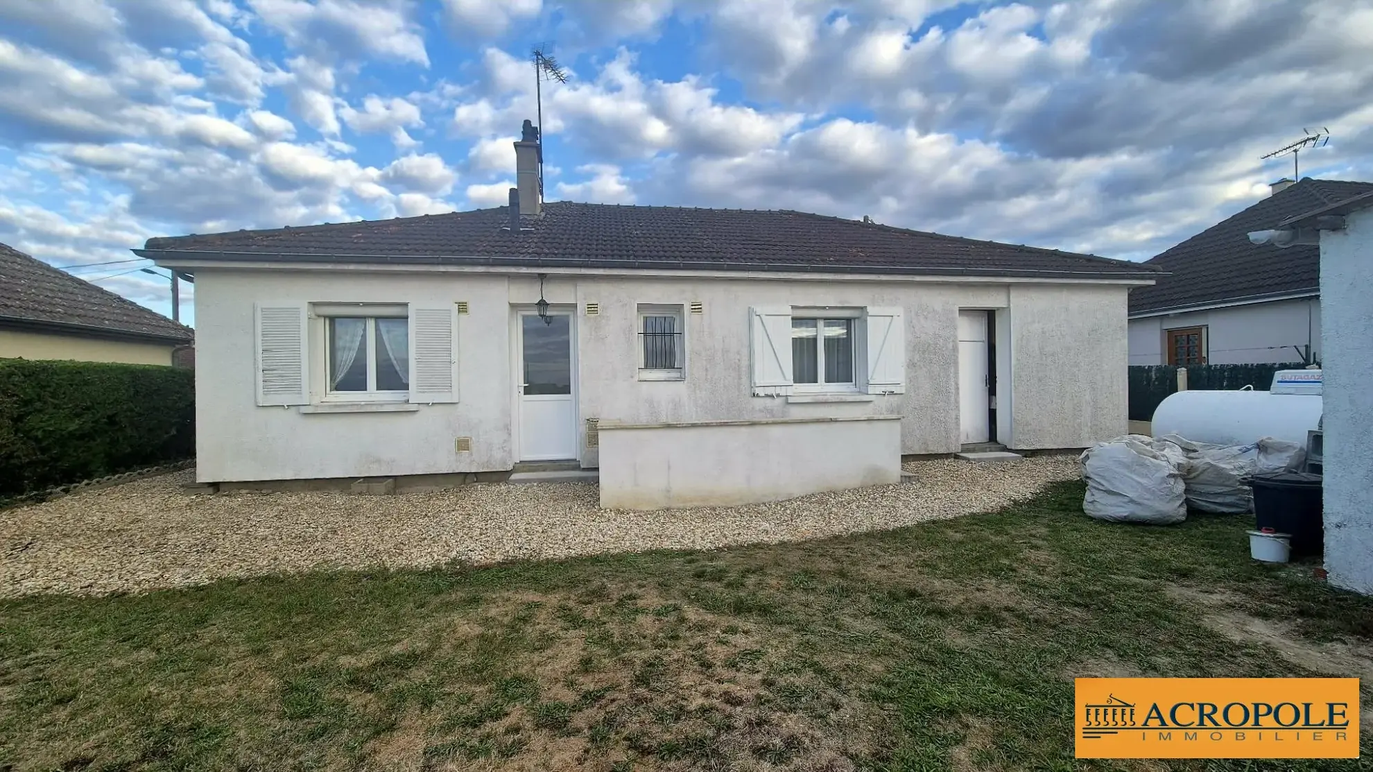 Maison de plain-pied à Aubigny-sur-Nère de 76 m² avec garage et terrain clôturé