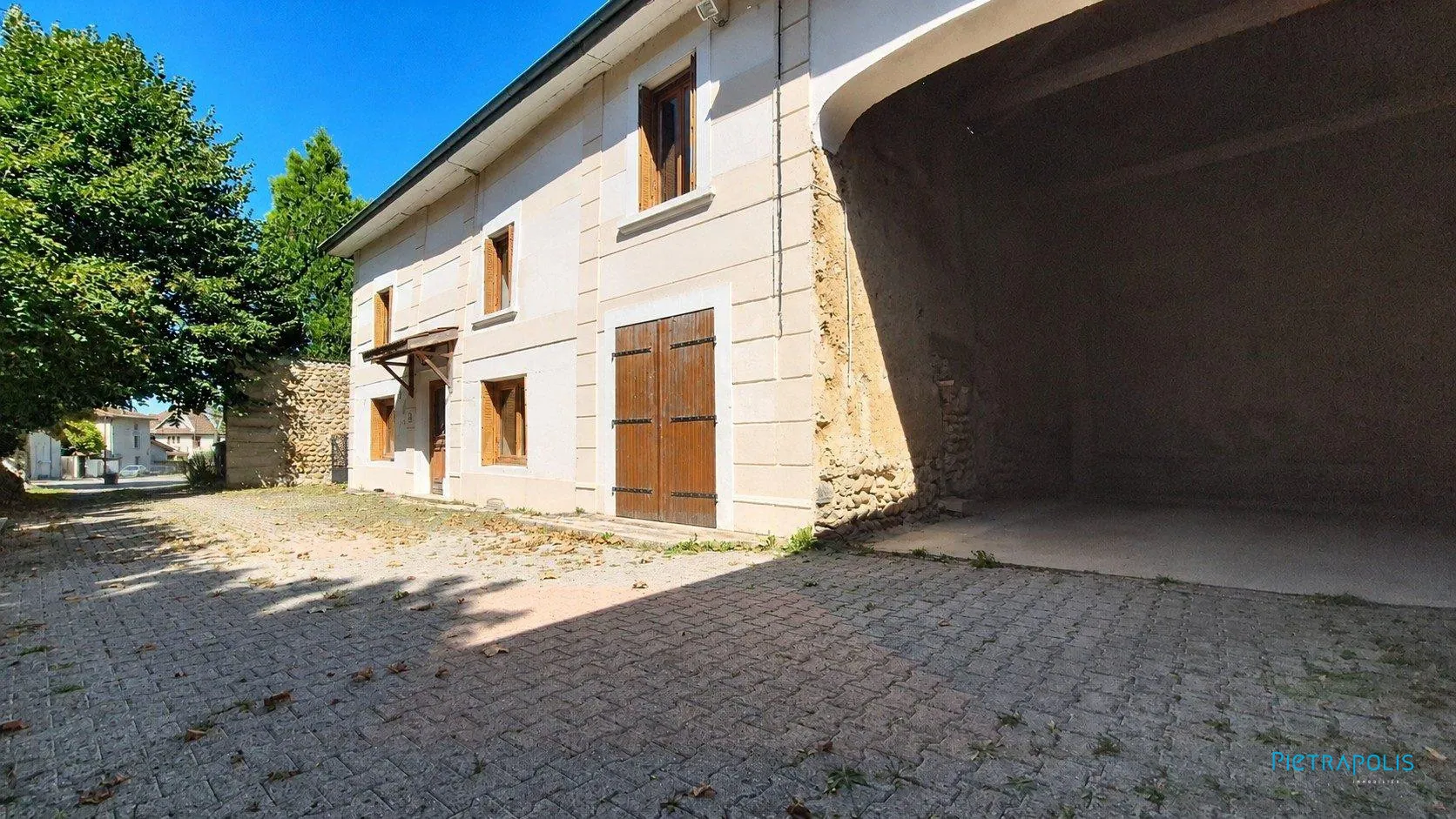 Maison de village T5 avec grange et commerce à Thodure - 119 m²