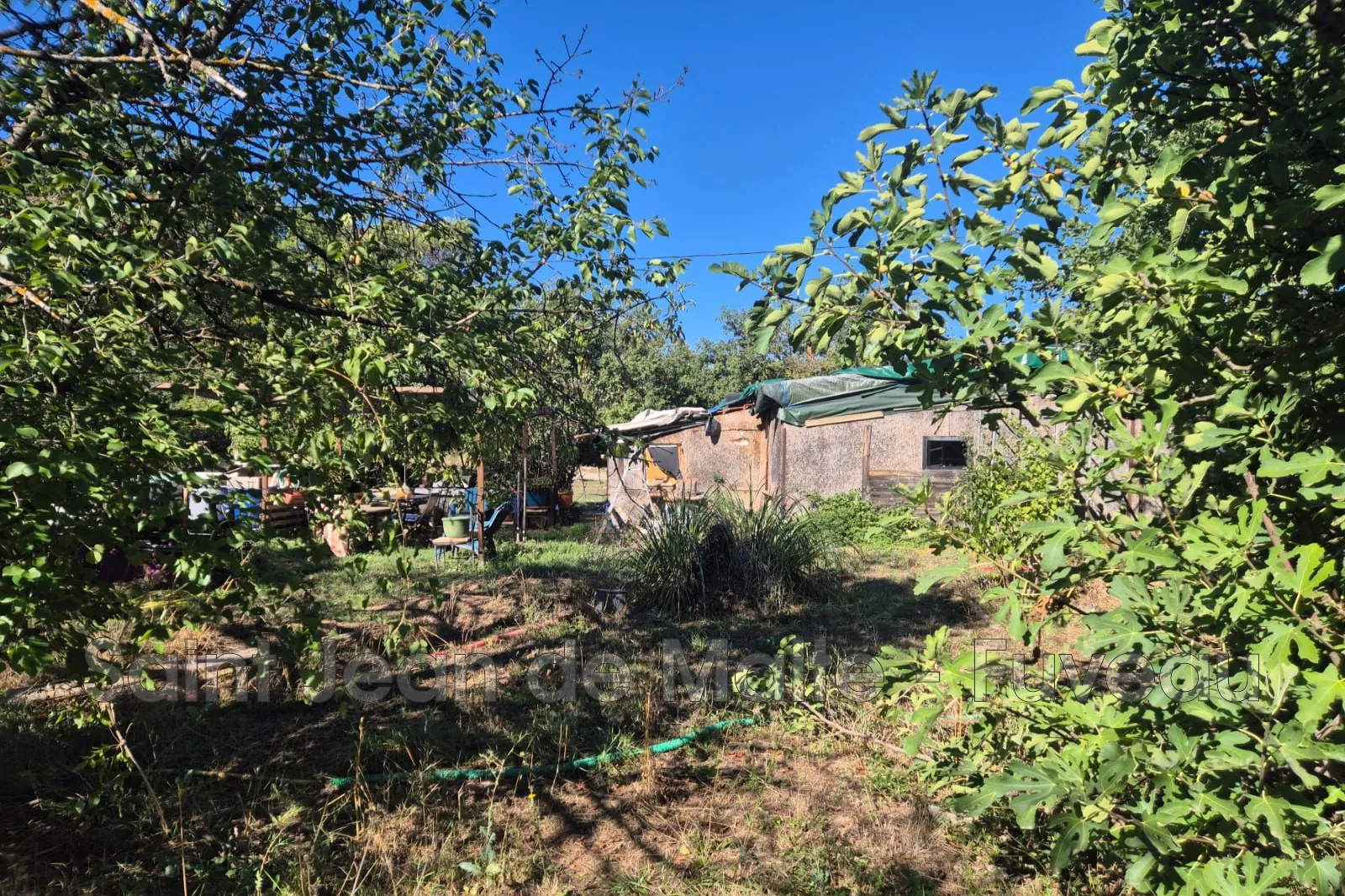 Maison à rénover avec grand terrain à Gréasque, piscine et environnement campagne