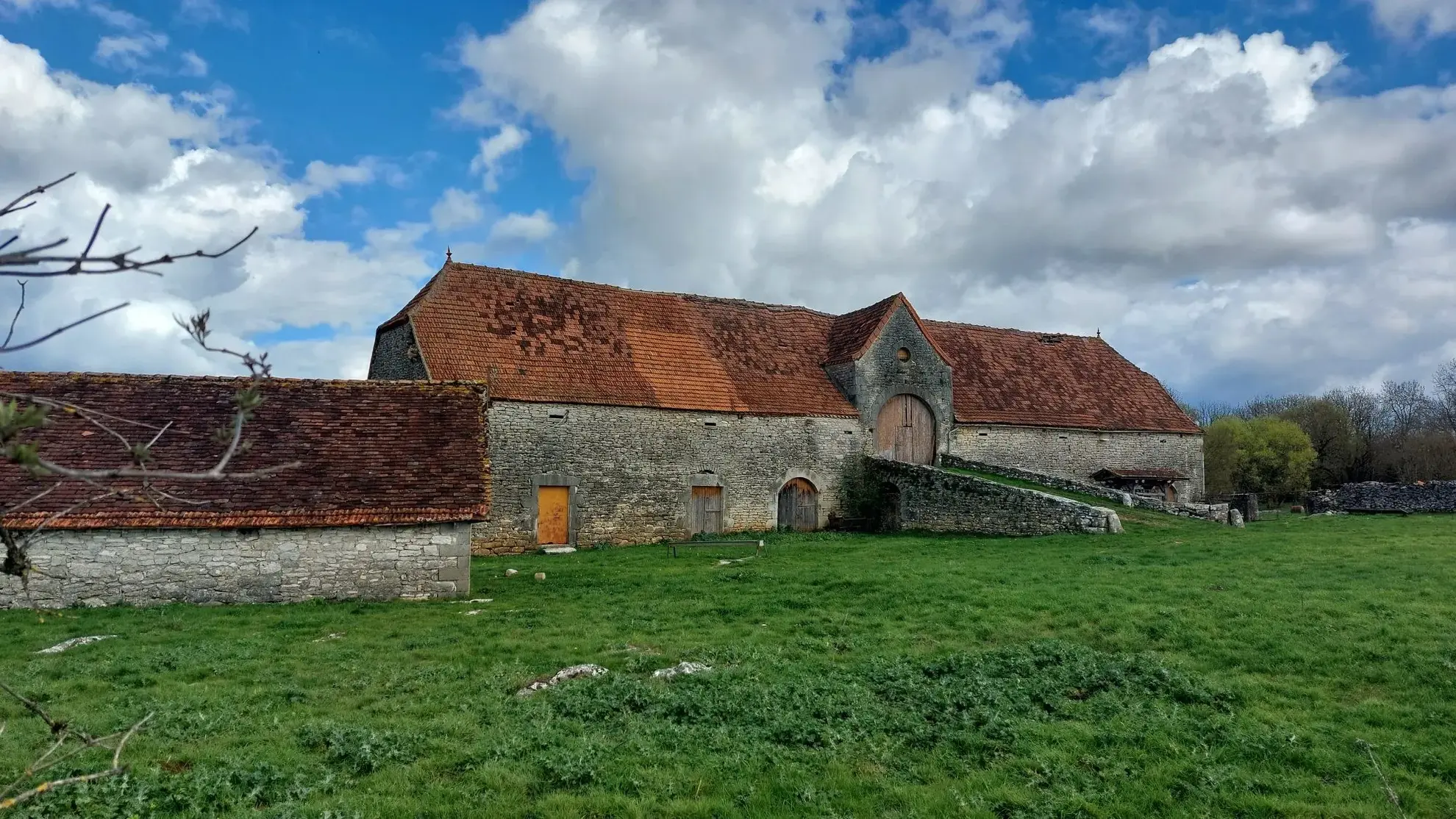 Magnifique propriété avec granges en pierre sur 13,14 hectares à Coeur de Causse