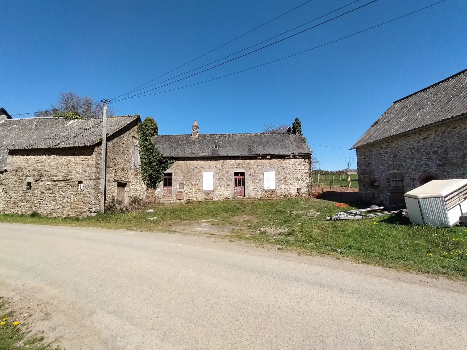 Maison à vendre Averton Maison en pierres à rénover avec grand terrain à Averton – Projet de campagne