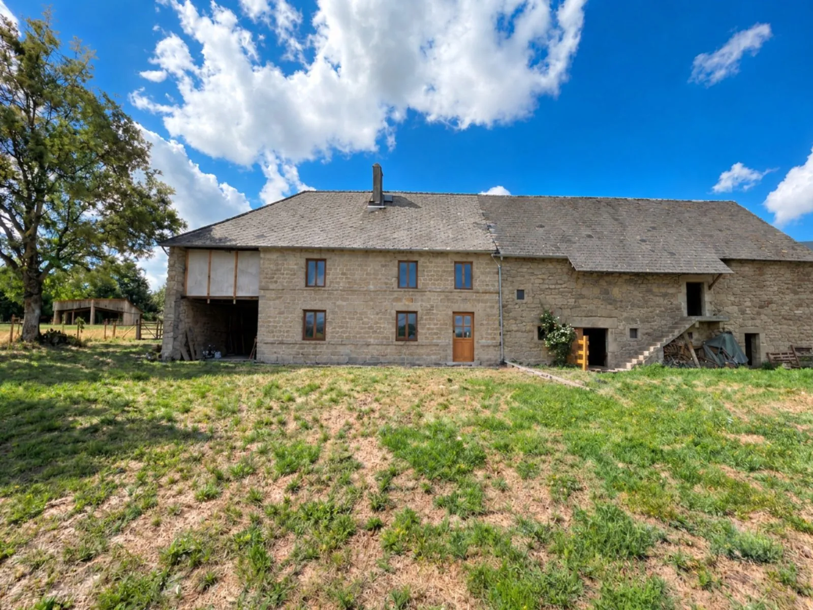 Corps de ferme à Villossanges avec vue sur le Puy-de-Dôme et potentiel d'aménagement