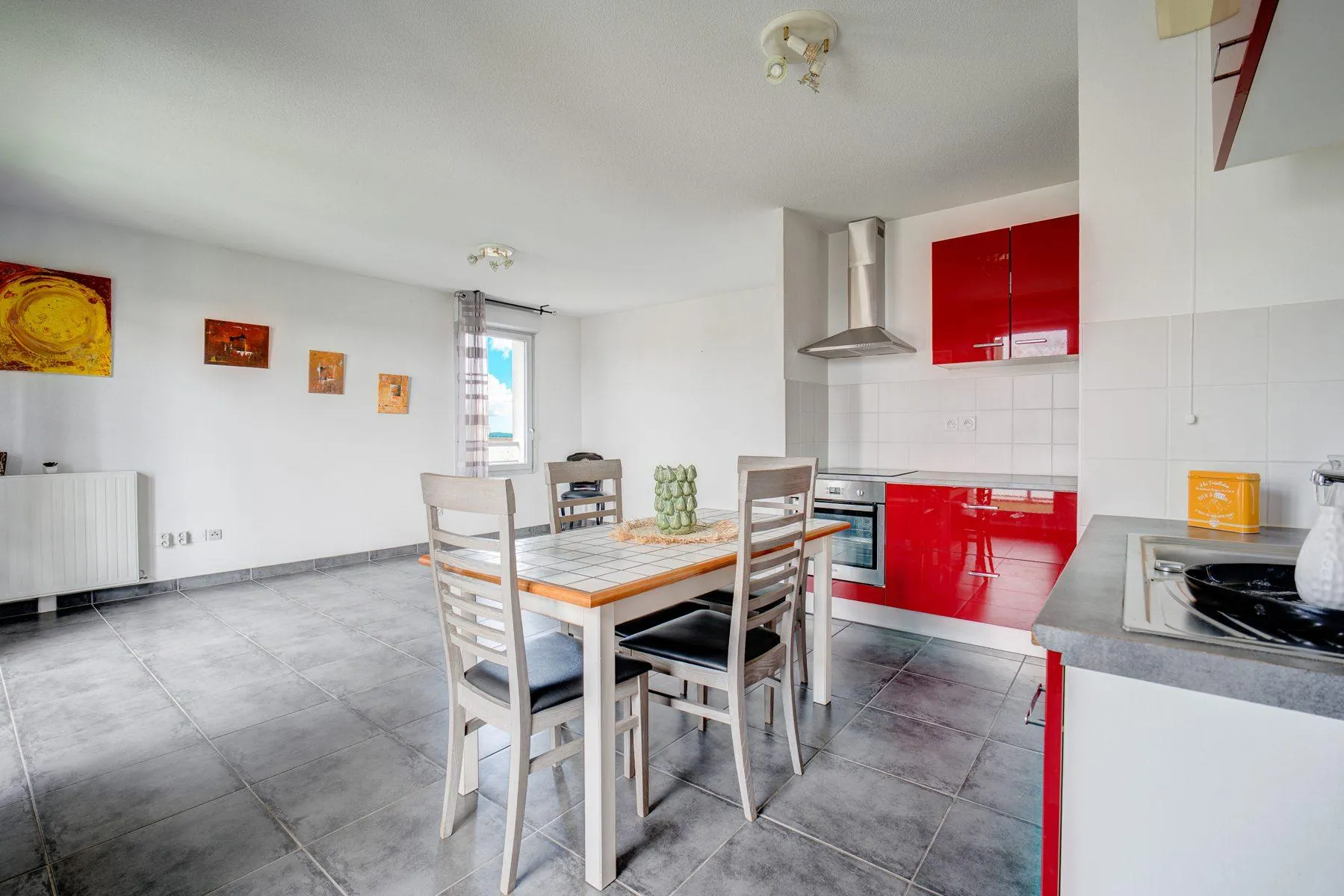 PIECE DE VIE LUMINEUSE 30M² Appartement T3 avec terrasse ensoleillée et garage au cœur d'Aucamville