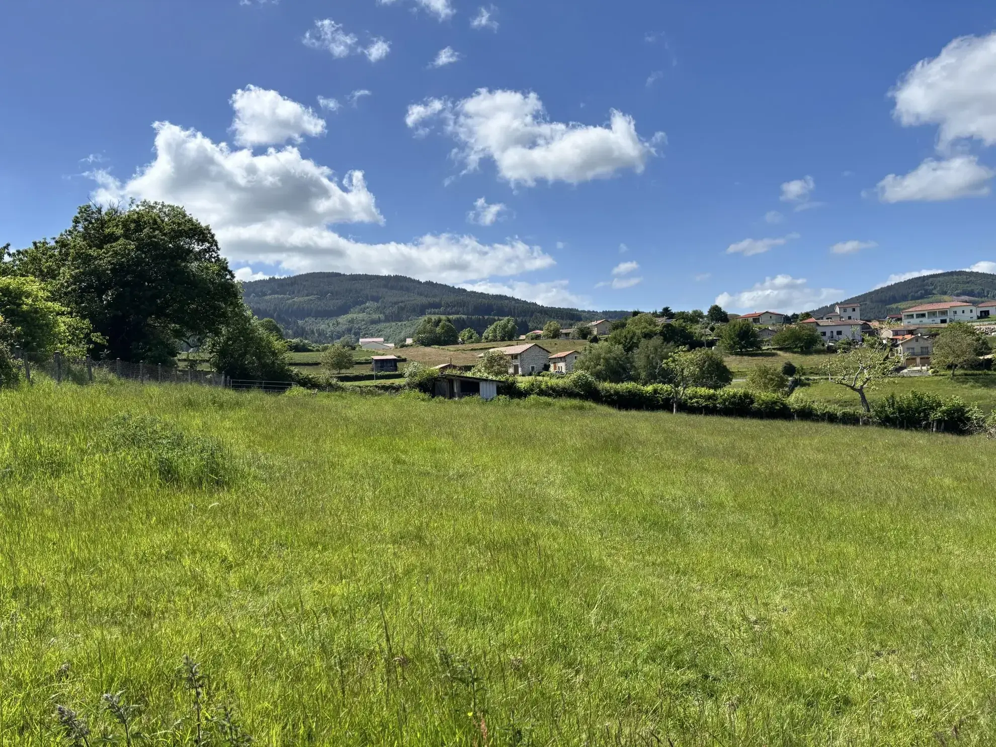 Terrain constructible à Monsols avec vue dégagée et environnement paisible