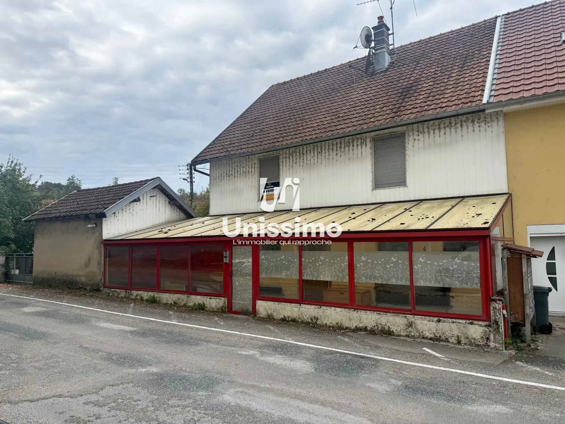 Maison mitoyenne à rénover à L'Isle-sur-le-Doubs, grande surface et potentiel d'aménagement