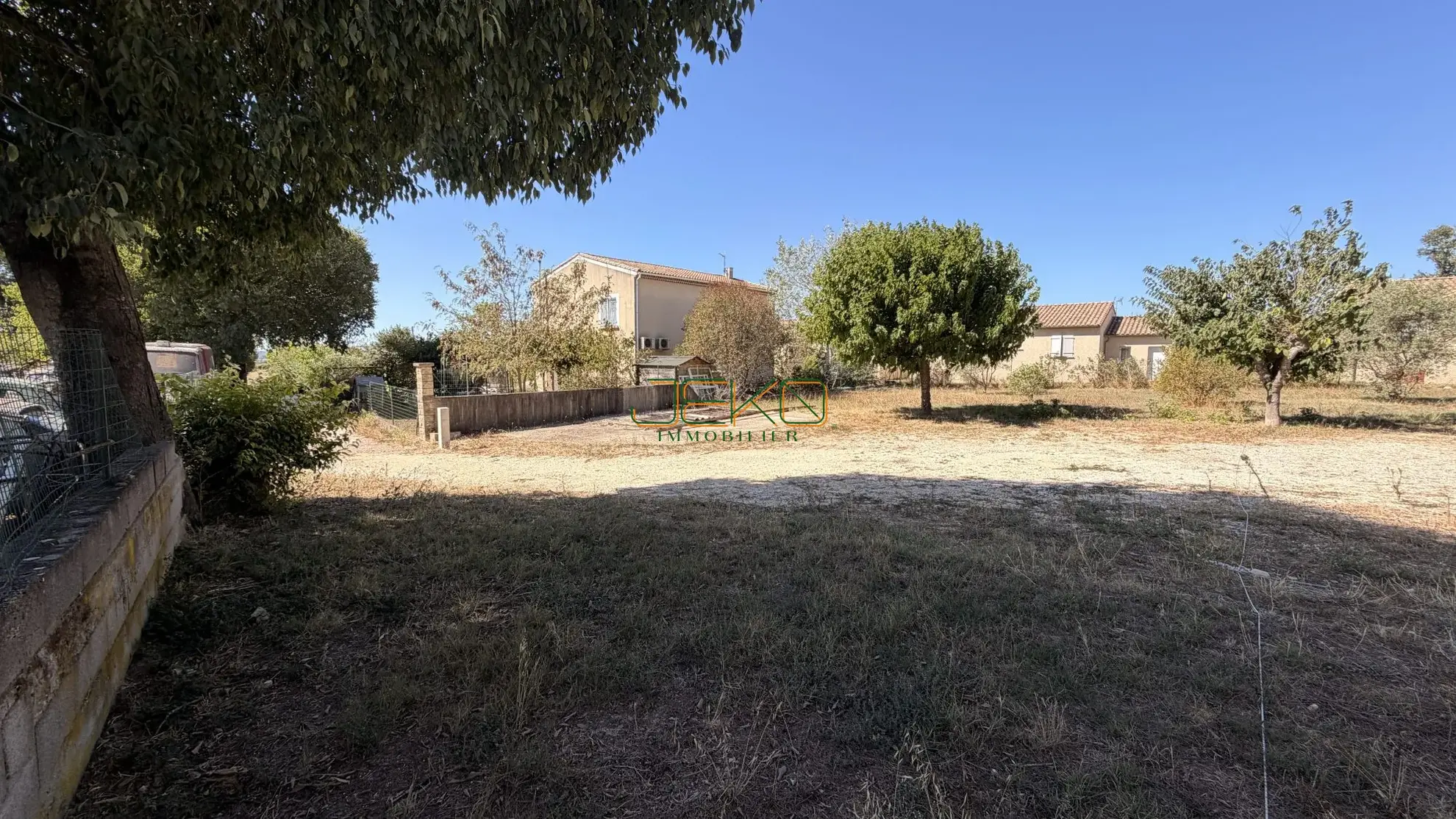 Terrain constructible de 845 m² à Garrigues, proche d'Uzès