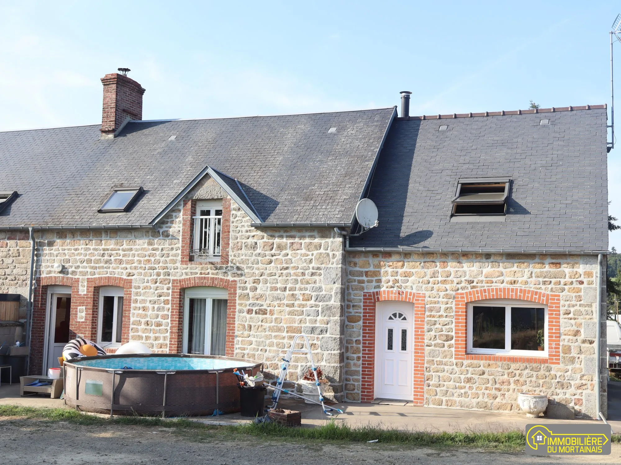 Maison de campagne avec dépendances et vaste terrain à Juvigny les Vallées